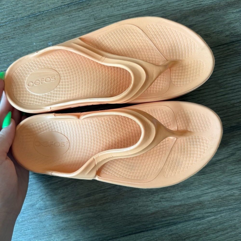 Orange oofos flip flops - Picture 3 of 4